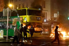 Погромы и поджоги: в Дублине начались протесты после того, как неизвестный с ножом напал на детей у школы