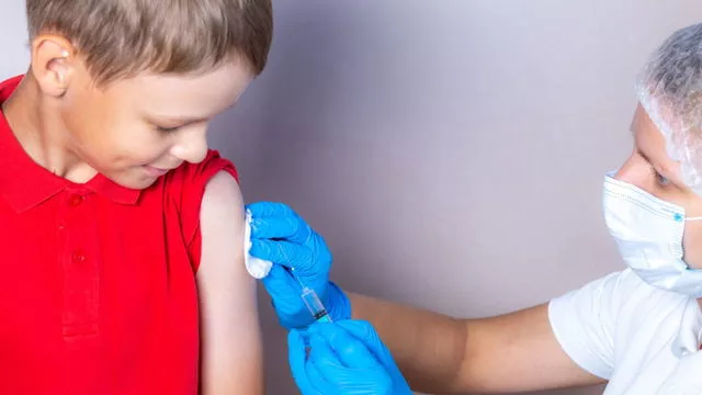 Нужна ли обязательная вакцинация в детских садах и школах? Результаты опроса — новости медицины